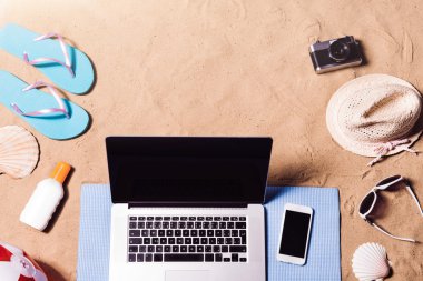 Yaz tatil kompozisyon. Sandalet, şapka, dizüstü bilgisayar ve akıllı telefon