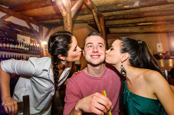 Krásné mladé lidi s koktejly v baru nebo klubu — Stock fotografie