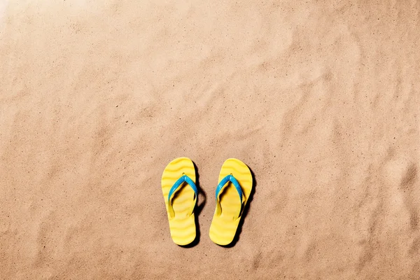 Latar belakang liburan musim panas dengan sepasang sandal flip flop . — Stok Foto