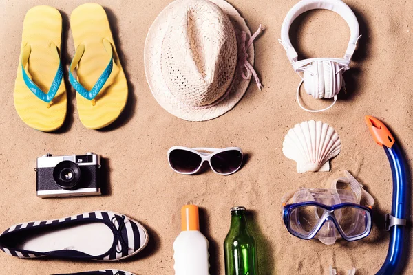 Composición vacaciones de verano. Sandalias, sombreros y otras cosas de nuevo —  Fotos de Stock