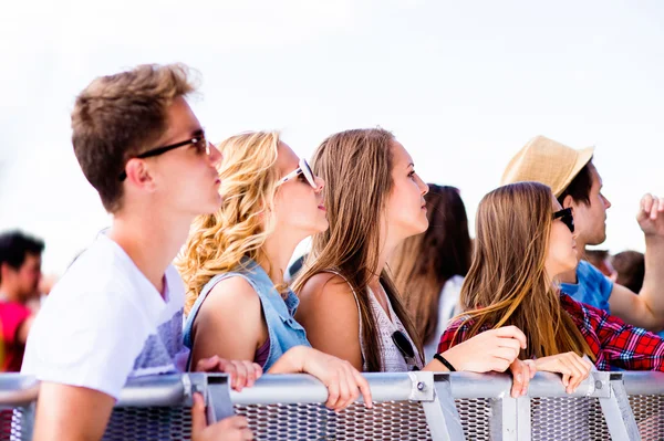 Tieners op zomer muziekfestival met goede tijd — Stockfoto