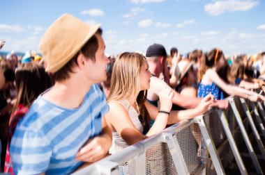 Yaz müzik festivalinde gençler iyi vakit geçiriyor