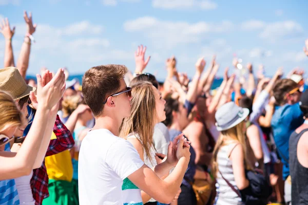 Tinédzserek nyári zenei fesztivál, amely időben — Stock Fotó