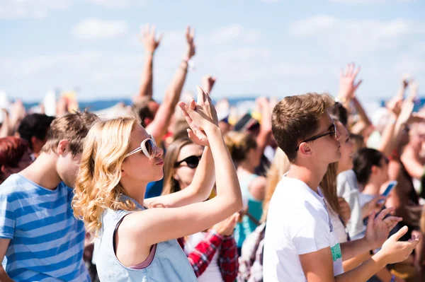 Nastolatkowie na letnim festiwalu muzycznym o dobrym czasie — Zdjęcie stockowe