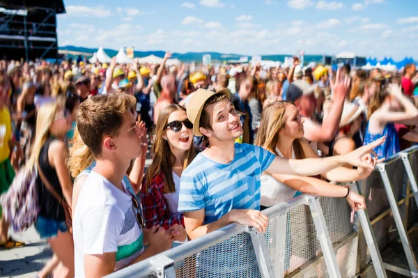 Yaz müzik festivalinde gençler iyi vakit geçiriyor — Stok fotoğraf