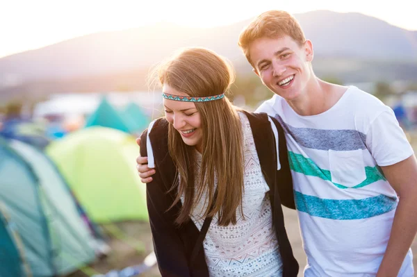 Belo casal jovem no festival de tenda de verão — Fotografia de Stock