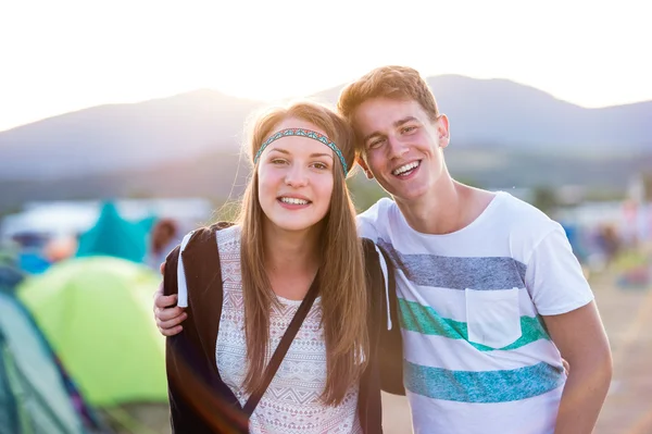 Belo casal jovem no festival de tenda de verão — Fotografia de Stock