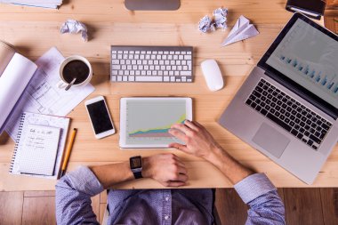 Masadaki işadamı, ofis araçları ve malzemeleri