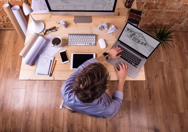 Üzletember az íróasztalon, irodai gadgetek és kellékek — Stock Fotó