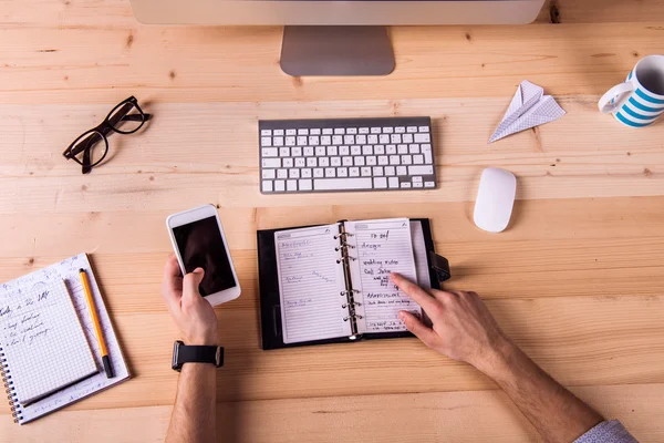 Zakenman aan de balie, kantoor gadgets en benodigdheden — Stockfoto