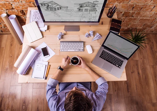 Empresário na mesa, gadgets de escritório e suprimentos — Fotografia de Stock