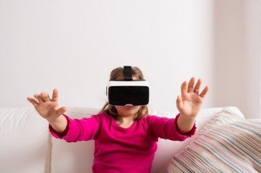 Sanal gerçeklik giyen kız gözlükler. Atış, kopya alanı stüdyo