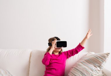 Sanal gerçeklik giyen kız gözlükler. Atış, kopya alanı stüdyo