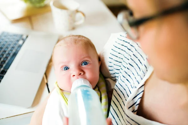 Nie do poznania matki karmienia małego syna, mleko w butelce, zbliżenie — Zdjęcie stockowe