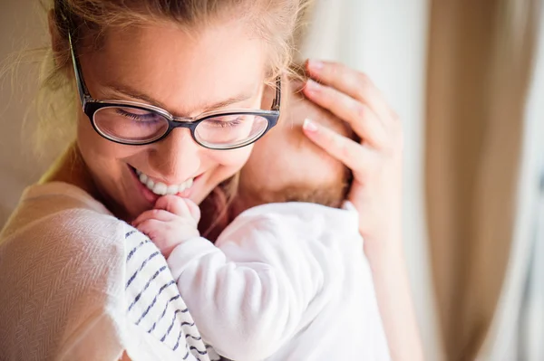 Primer plano de la hermosa madre sosteniendo a su hijo bebé — Foto de Stock