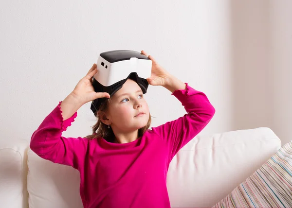 Chica con gafas de realidad virtual. Captura de estudio, espacio de copia — Foto de Stock
