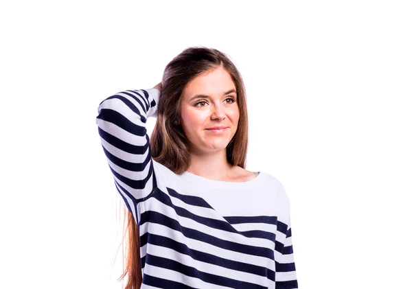 Chica en suéter a rayas, joven hermosa mujer, disparo de estudio — Foto de Stock