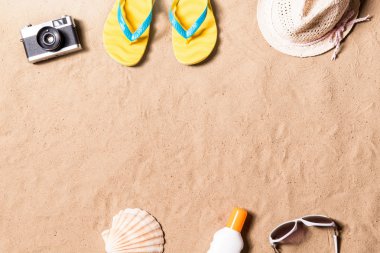 Yaz tatil kompozisyon. Flip flop, şapka ve diğer şeyler
