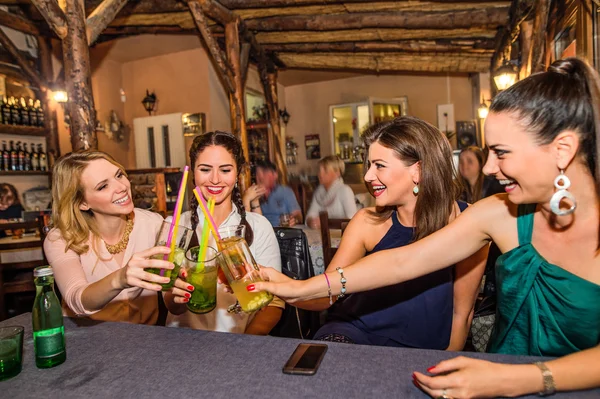 Giovani belle donne con cocktail in bar o club — Foto Stock