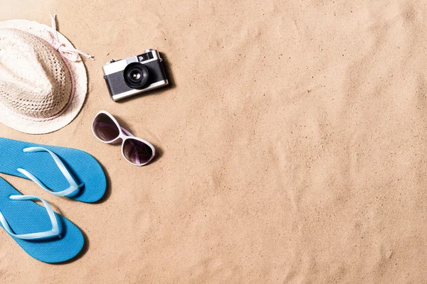 Par de sandalias chanclas, gafas de sol, sombrero y cámara . —  Fotos de Stock