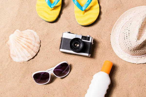 Composición vacaciones de verano. Chanclas, sombreros y otras cosas —  Fotos de Stock