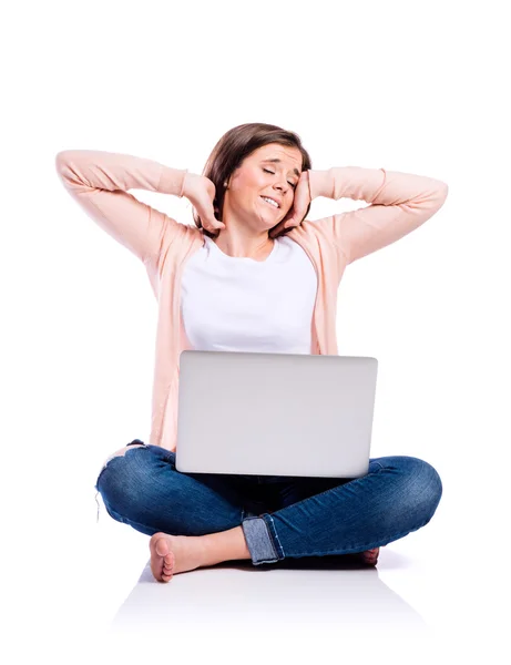 Mulher com laptop sentado no chão, tiro estúdio, isolado — Fotografia de Stock