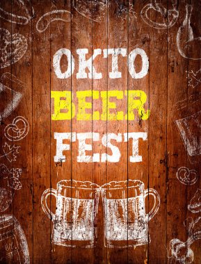 Oktoberfest işareti, iki bira bardağı, tebeşir çizimleri, ahşap backgrou