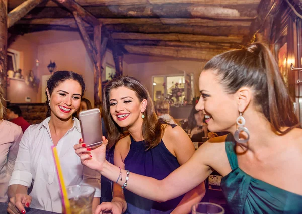 Jonge mooie vrouwen met cocktails in bar of club — Stockfoto