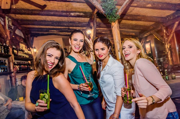 Giovani belle donne con cocktail in bar o club — Foto Stock