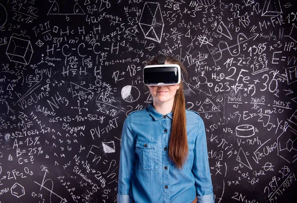 Hermosa mujer con gafas de realidad virtual contra el gran blac —  Fotos de Stock