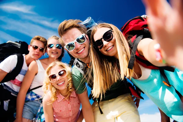 Teenagers with backpacks taking selfie, summer festival — Stock Photo, Image