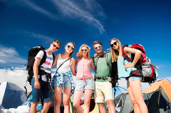 Teenagers in front of tents with backpacks, summer festival — Stock Photo, Image