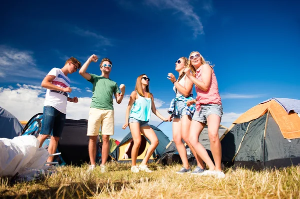 Yaz müzik festivalinde dans eden bir grup genç, çadır — Stok fotoğraf