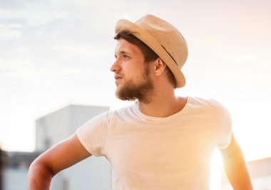 Hipster adam şapka ve t-shirt plajda, güneşli yaz