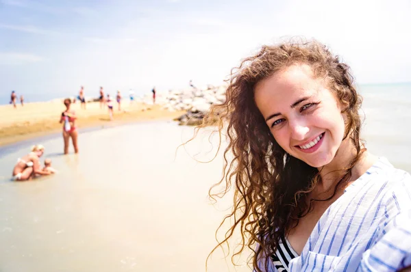 Mulher bonita na praia, sorrindo, tirando selfie, dia ensolarado — Fotografia de Stock