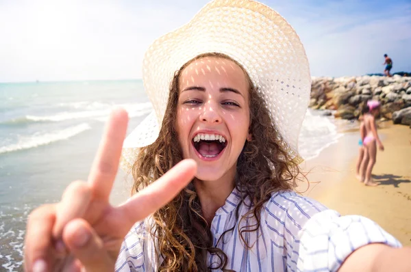 Hermosa mujer en la playa, riendo, tomando selfie, día soleado —  Fotos de Stock