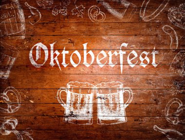 Oktoberfest işareti, bira kupaları, tebeşir çizimleri, ahşap arka plan