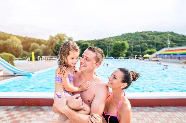 Madre, padre e figlia vicino alla piscina. Estate soleggiata . — Foto Stock