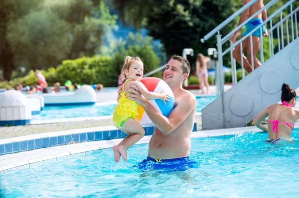 Отец с дочерью в бассейне. Солнечное лето . — стоковое фото