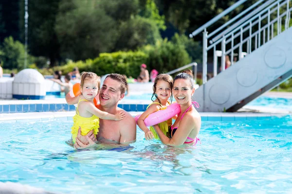 Mãe, pai e filhas na piscina. Verão ensolarado . — Fotografia de Stock