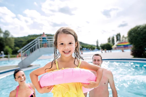 Mutter, Vater und Tochter im Schwimmbad. Sonniger Sommer. — Stockfoto