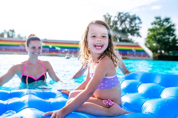 Madre e hija en piscina, parque acuático. Verano soleado . — Foto de Stock