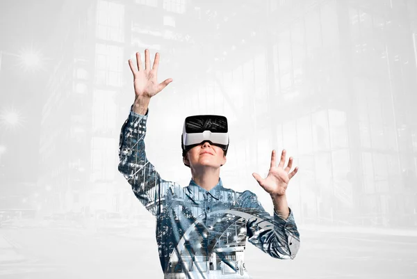 Dubbel exponering. Kvinna med Virtual Reality Goggles. Night City — Stockfoto