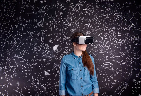 Hermosa mujer con gafas de realidad virtual contra el gran blac —  Fotos de Stock