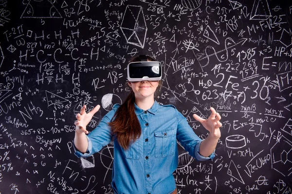 Hermosa mujer con gafas de realidad virtual contra el gran blac —  Fotos de Stock