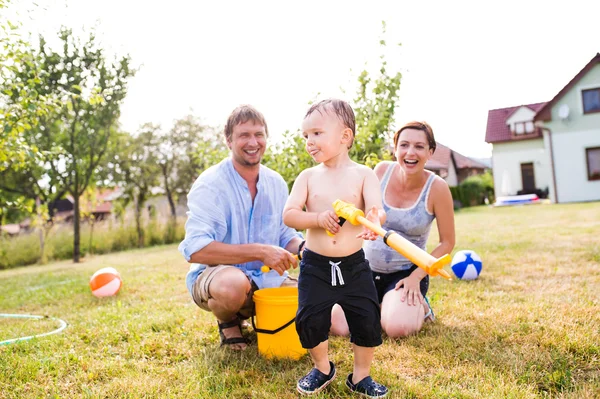 Junge mit Mutter und Vater nach gegenseitigem Planschen — Stockfoto