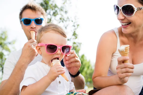 Πατέρα, μητέρα και γιος τρώει παγωτό, ηλιόλουστο καλοκαιρινό — Φωτογραφία Αρχείου