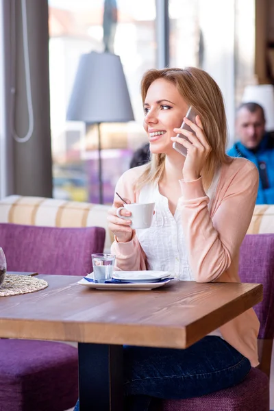 Femme au café buvant du café, faisant un appel téléphonique — Photo