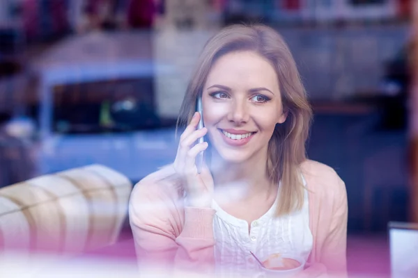 Femme au café buvant du café, faisant un appel téléphonique — Photo