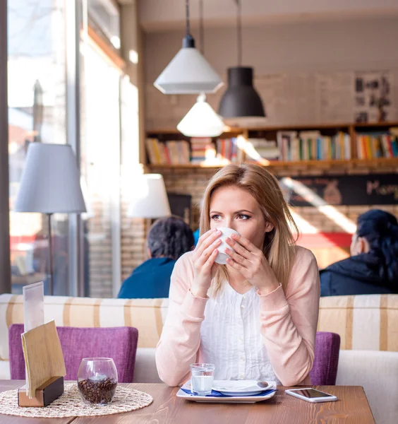 Frau im Café trinkt Kaffee und genießt ihren Espresso — Stockfoto